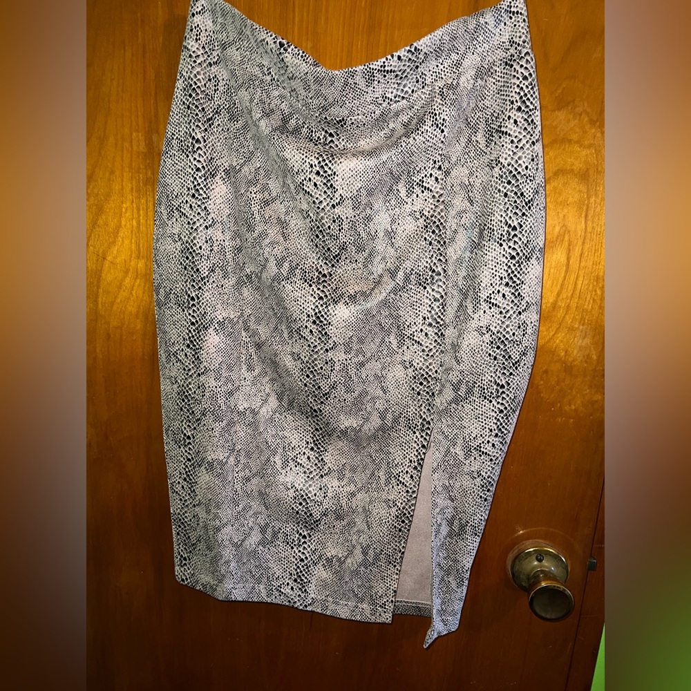 Mid length skirt